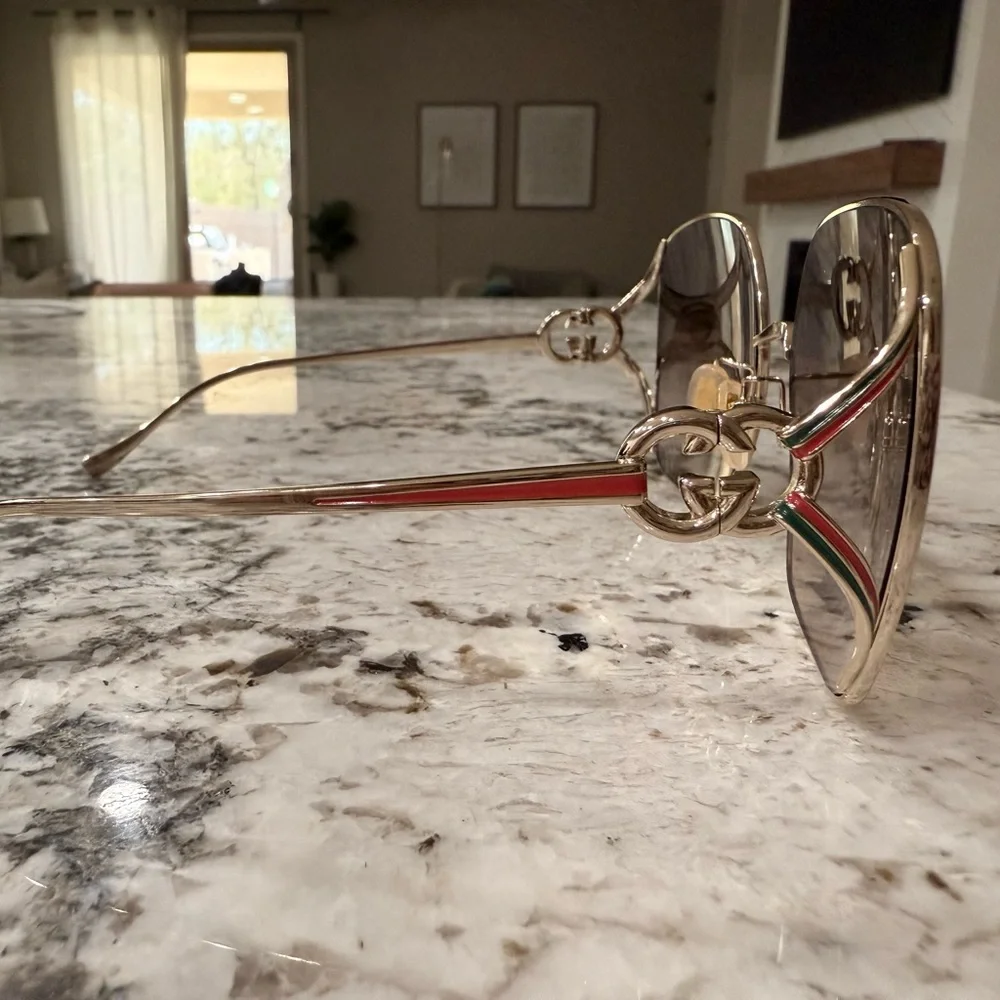 Authentic Gucci Women's Sunglasses with Gold Frame and Brown Lenses GG1323S
New - Picture 4 of 10